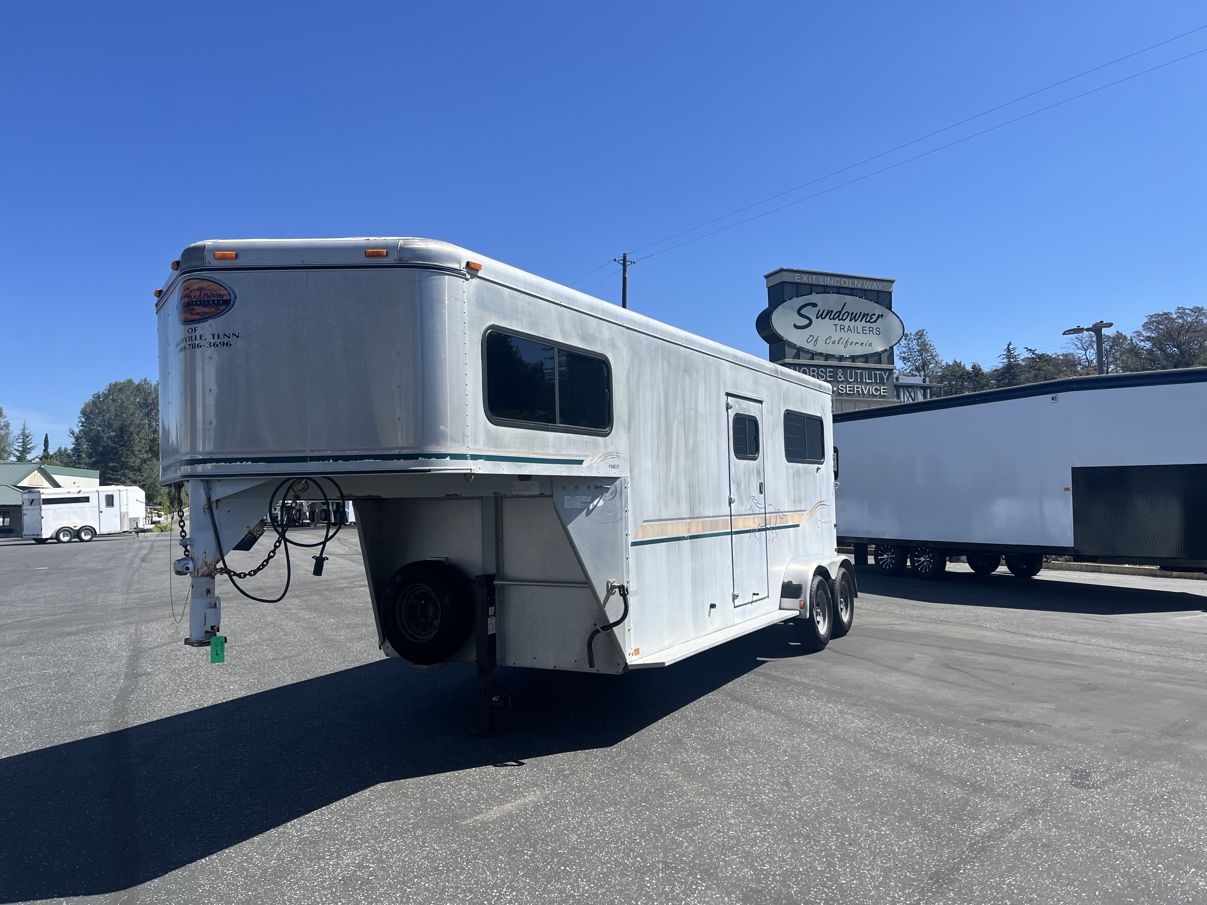 2000 Sundowner GN 2H Valulite Horse Trailer