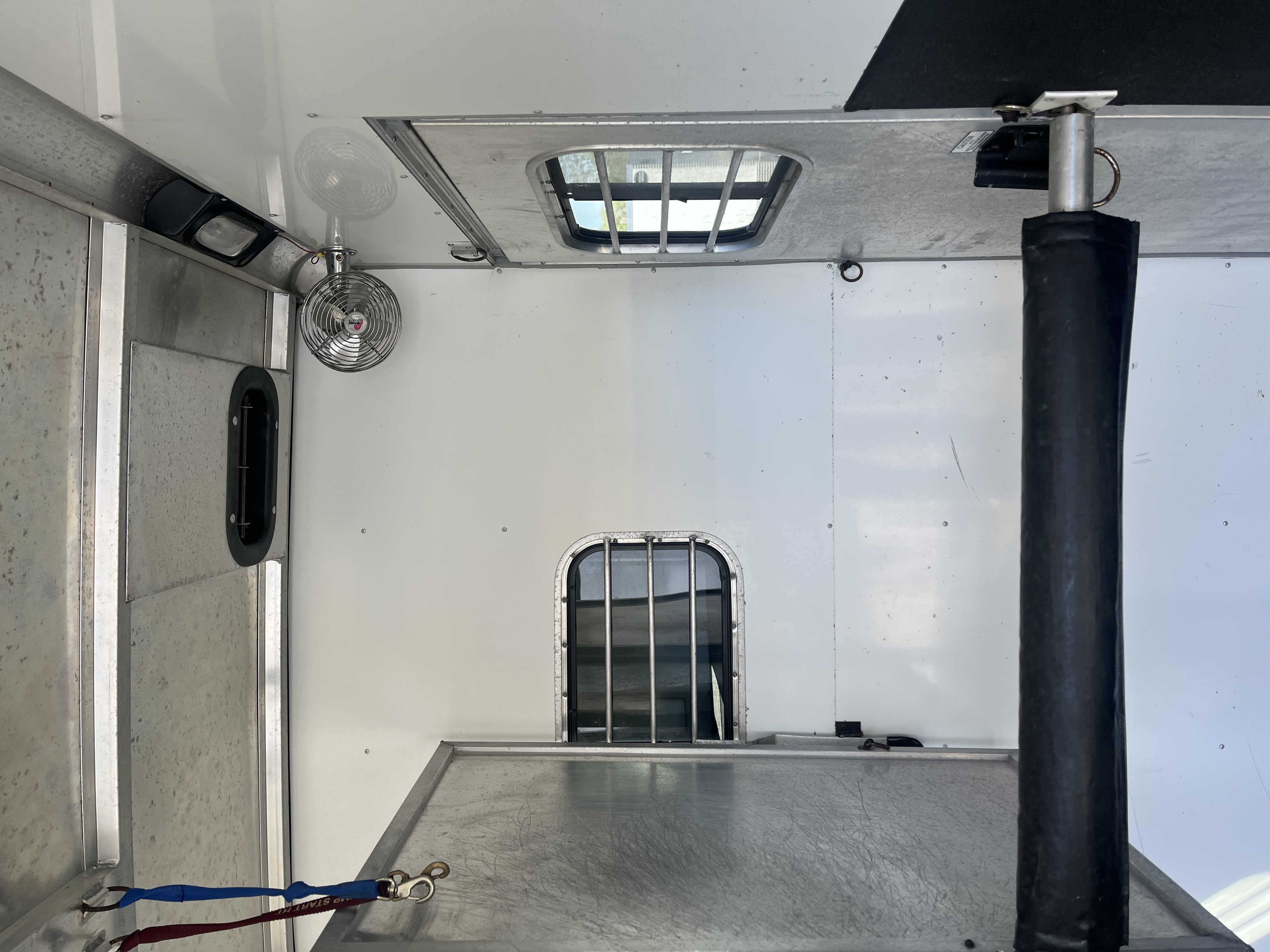 2000 Sundowner GN 2H Valulite Horse Trailer