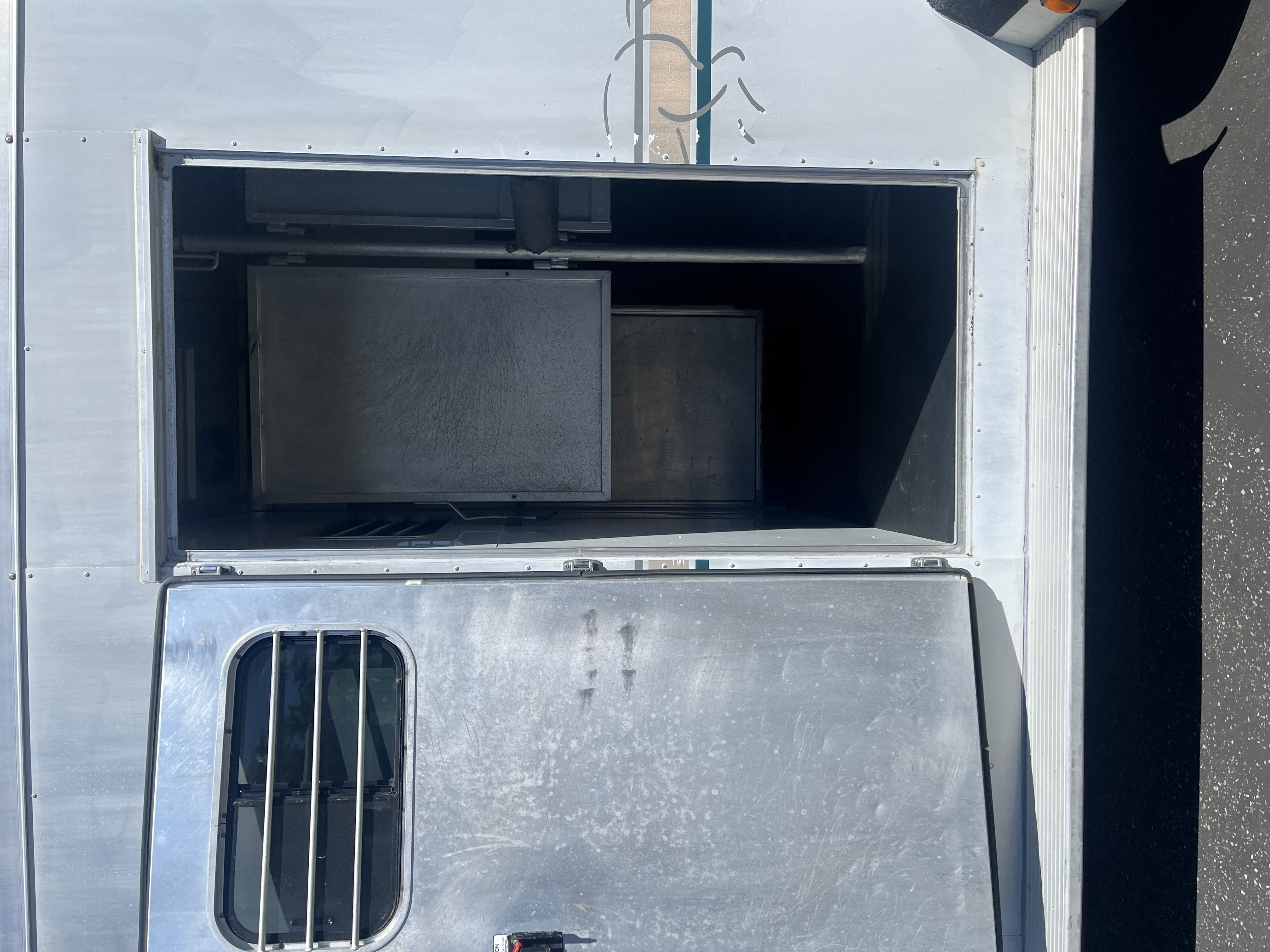 2000 Sundowner GN 2H Valulite Horse Trailer