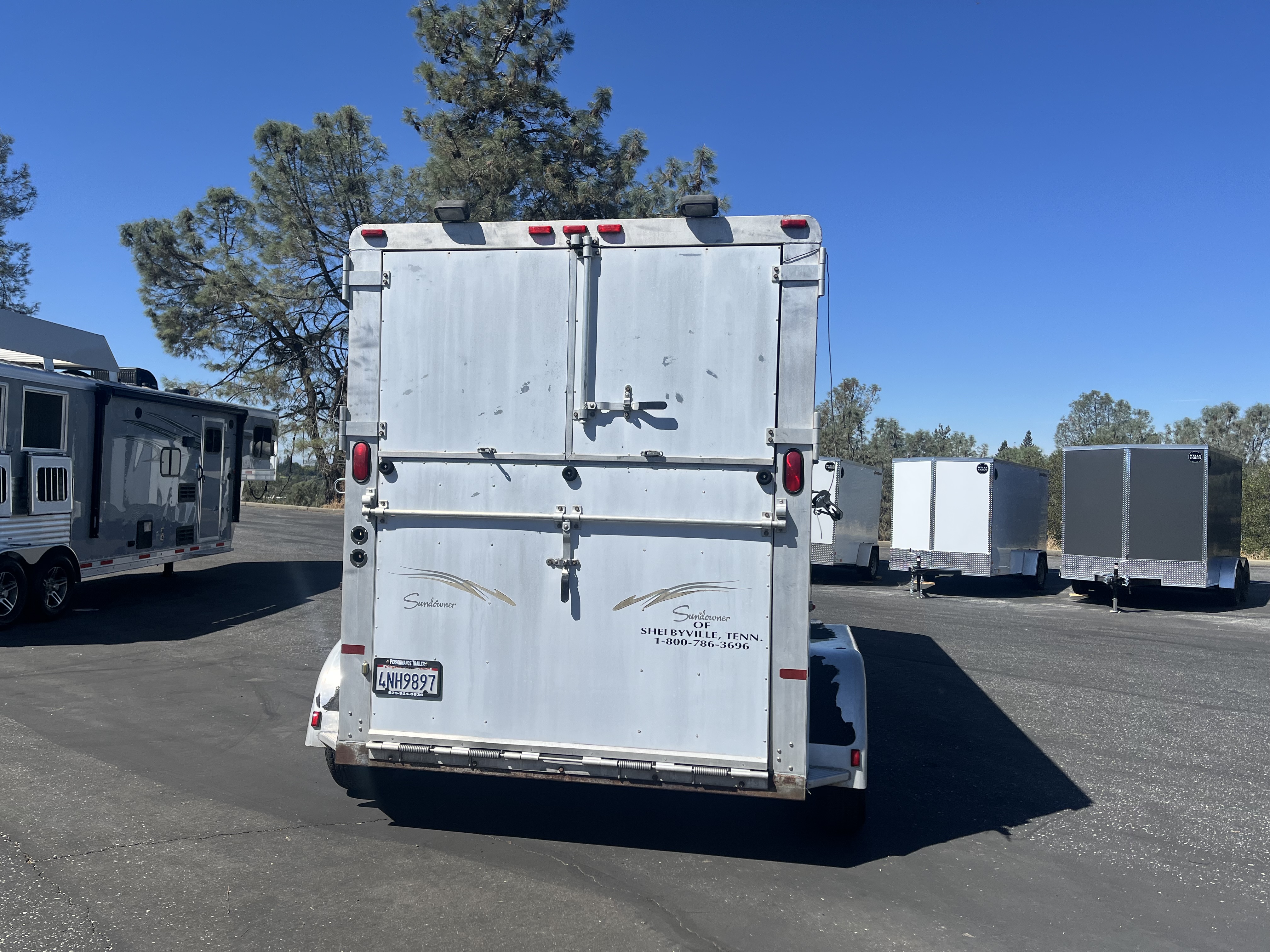2000 Sundowner GN 2H Valulite Horse Trailer