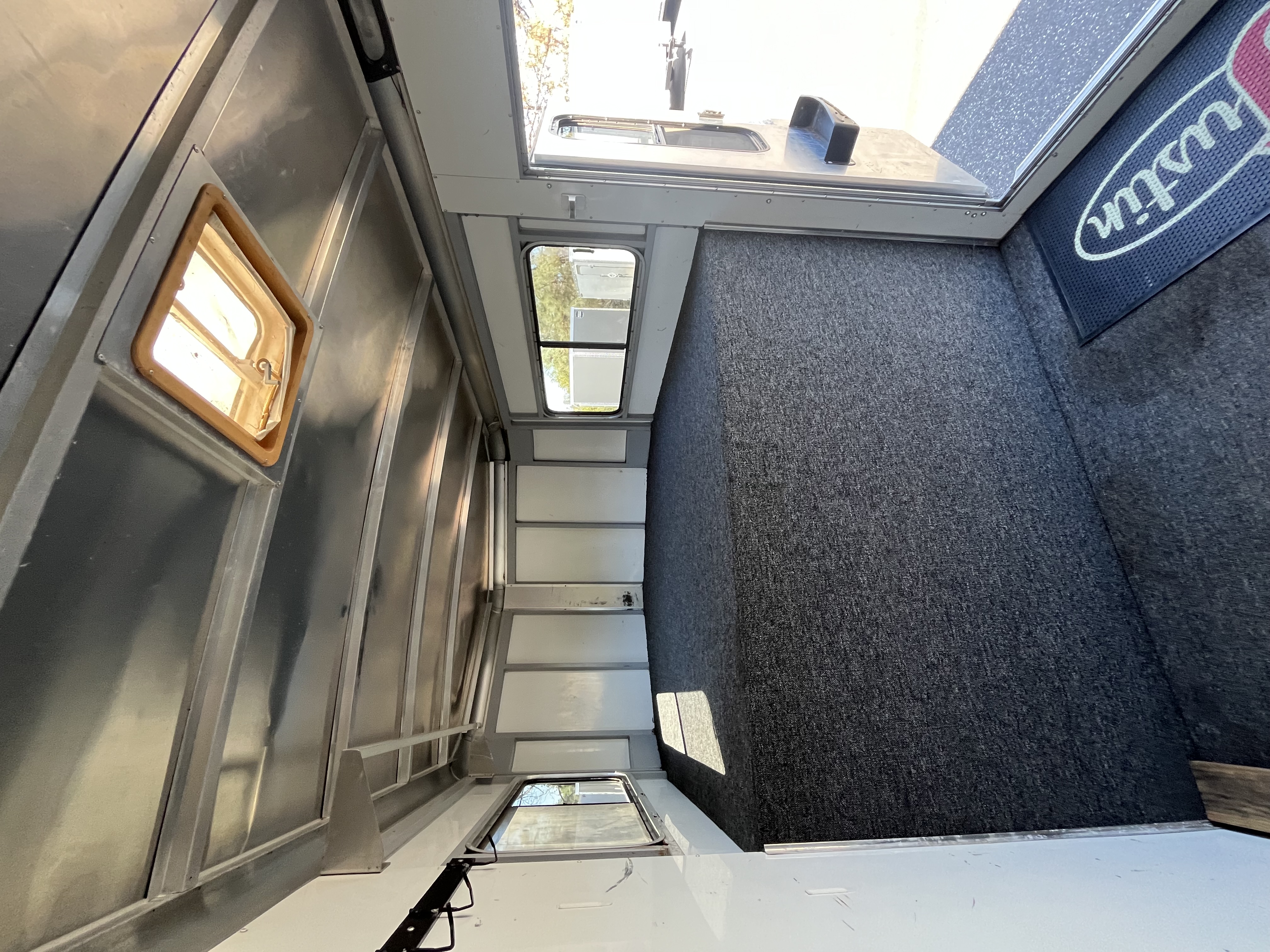 2000 Sundowner GN 2H Valulite Horse Trailer
