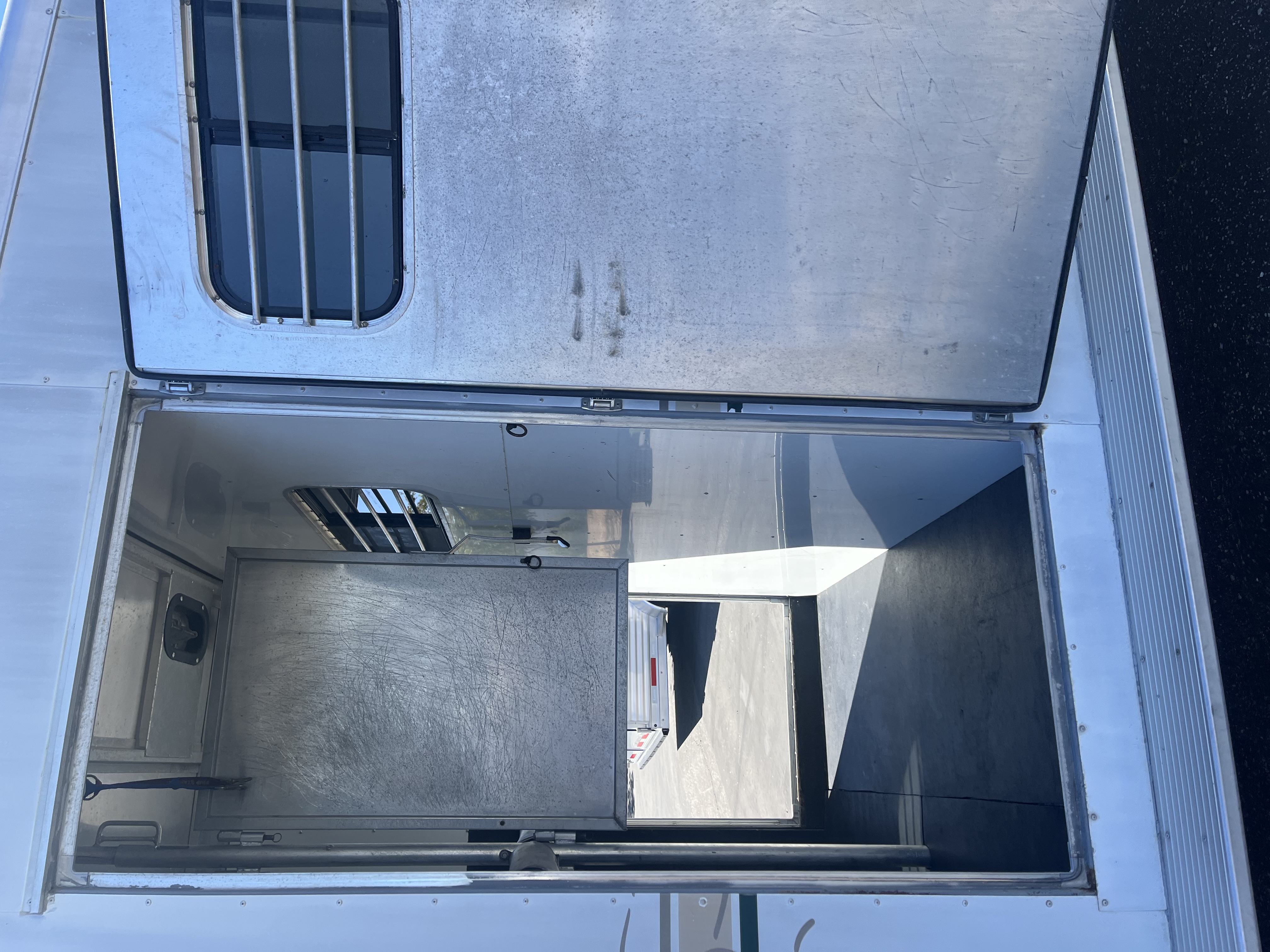 2000 Sundowner GN 2H Valulite Horse Trailer