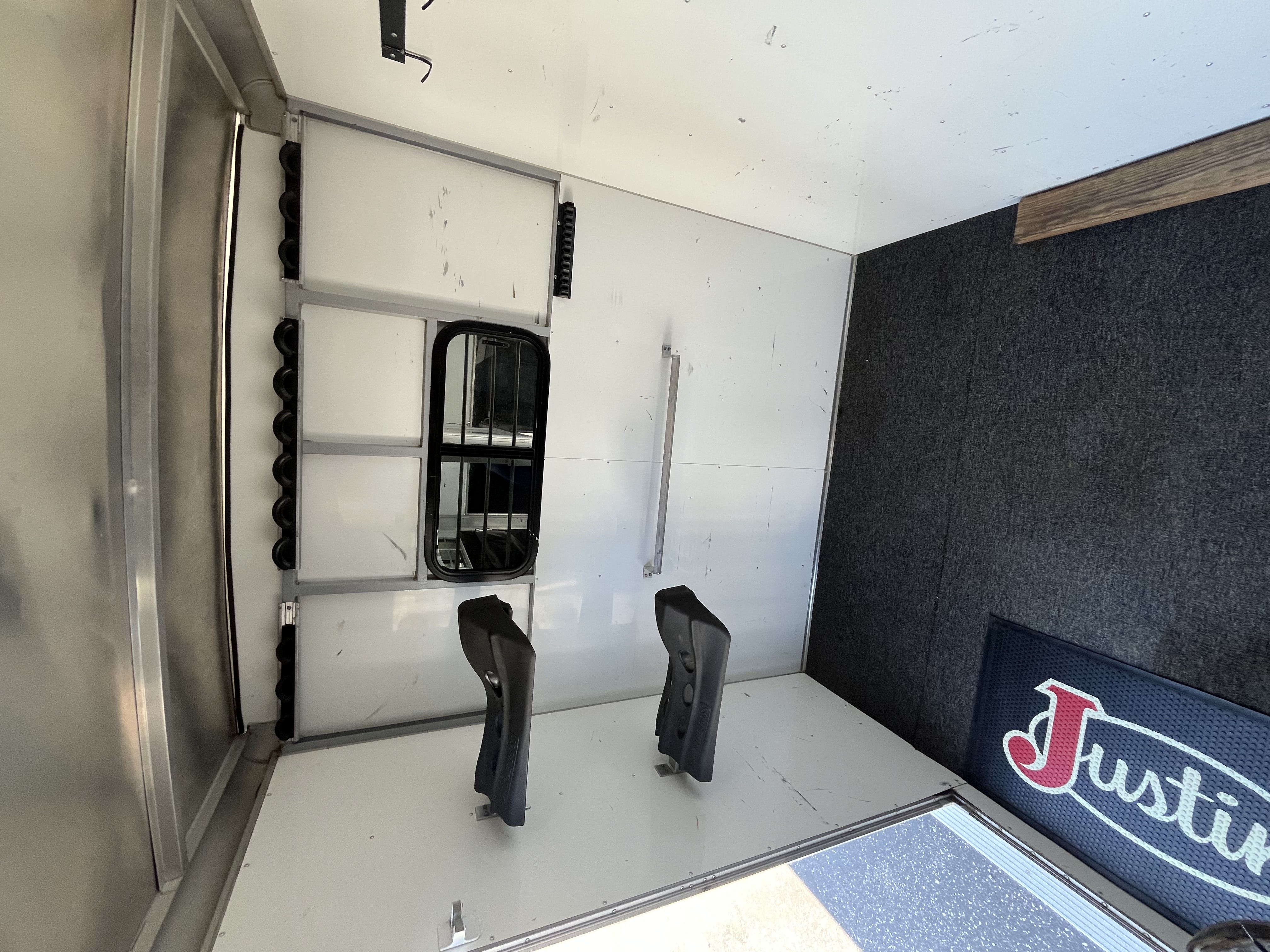 2000 Sundowner GN 2H Valulite Horse Trailer
