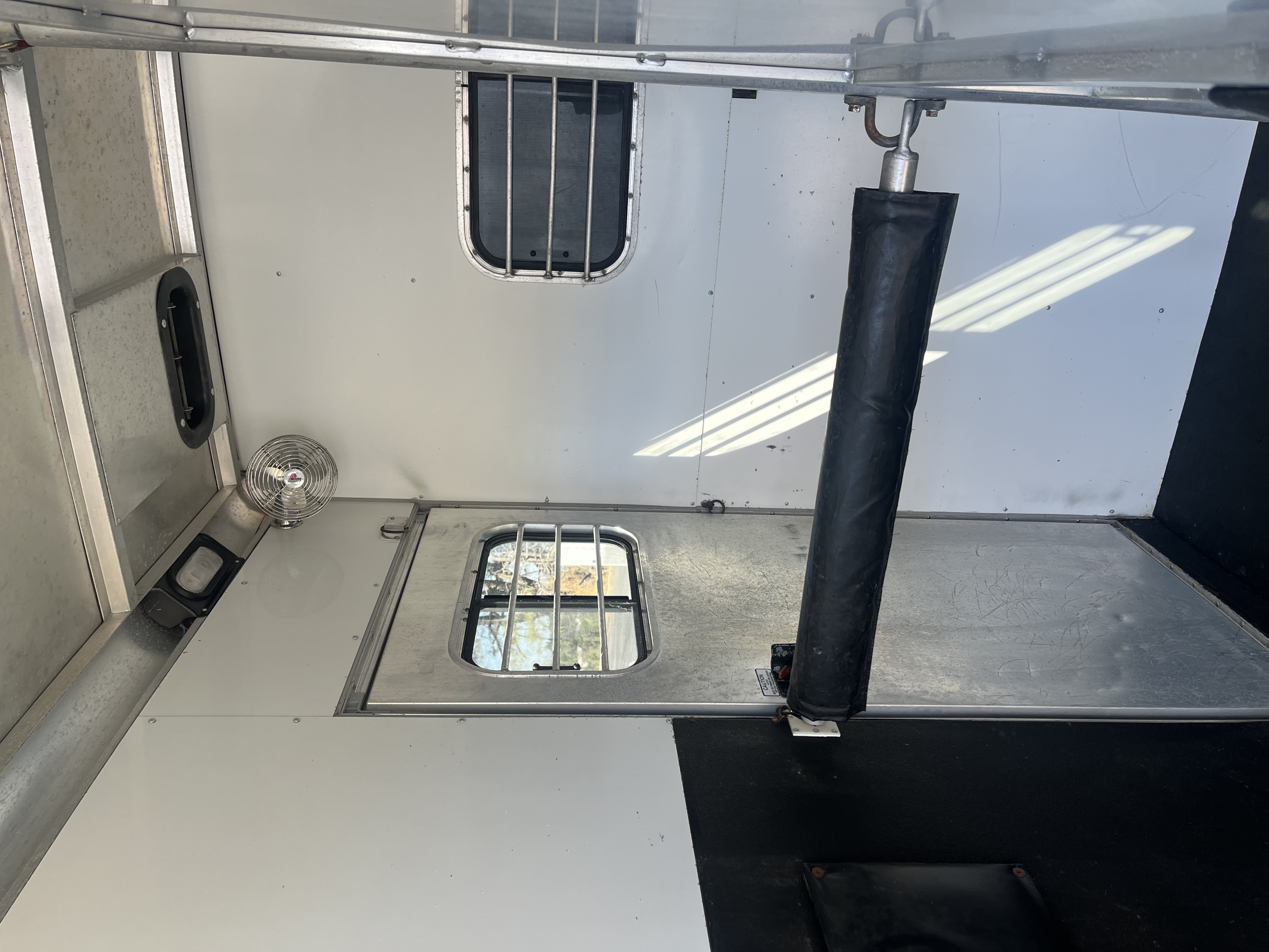 2000 Sundowner GN 2H Valulite Horse Trailer