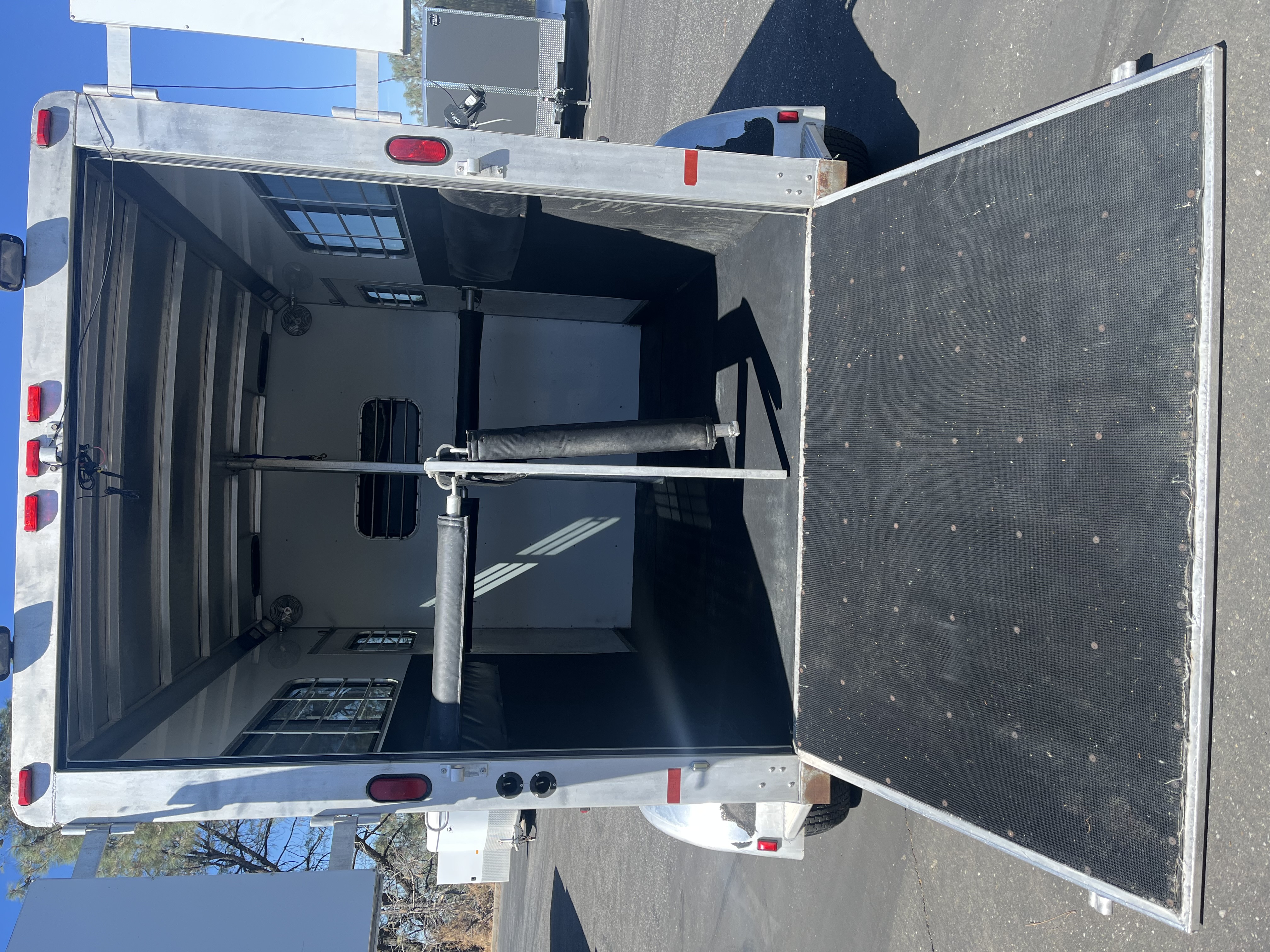 2000 Sundowner GN 2H Valulite Horse Trailer