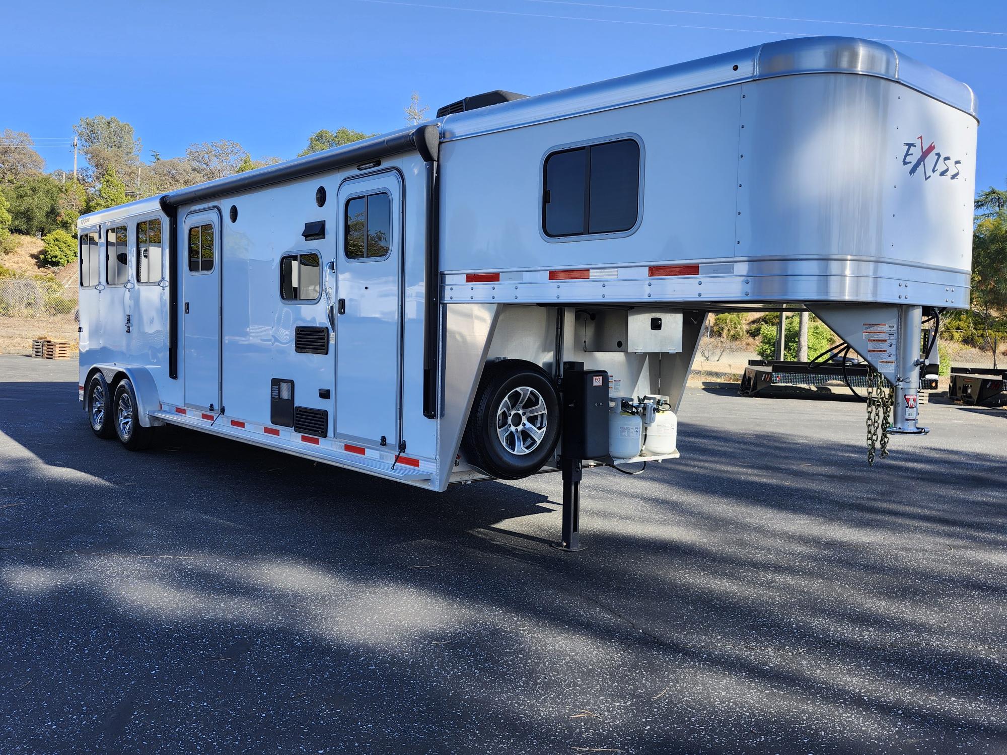 2023 Exiss LQ 3H 7311 Horse Trailer